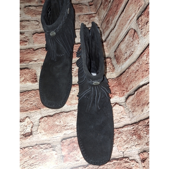 Minnetonka | High Top Back-Zip Black Fringe Moccasin Boots - Missing Insoles - Picture 12 of 16
